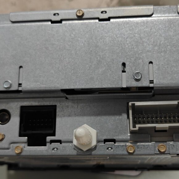 AM-FM-6 Disc CD Radio Fits 2006-2010 Hummer H3 - Picture 2 of 3